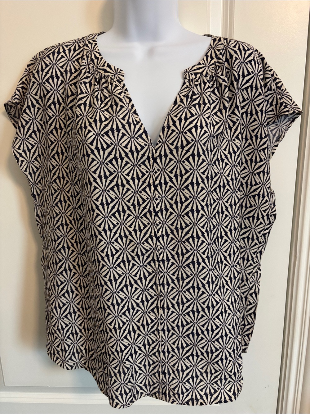 Pleione Geometric Black and Cream Split-Neck Blouse M #159T